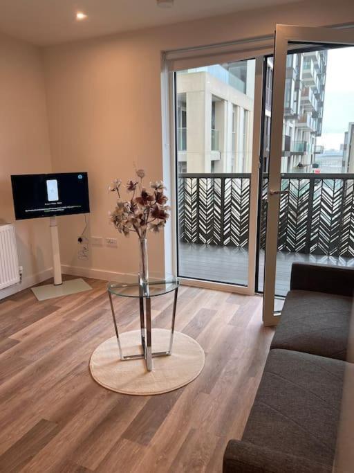 Beautiful One-bed In White City! Appartamento Londra